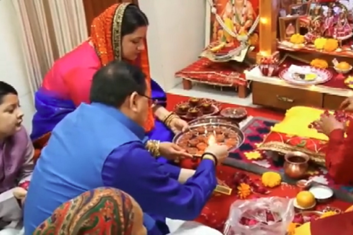 CM Pushkar Dhami Diwali: उत्तराखंड के सीएम पुष्कर सिंह धामी ने परिवार के साथ की लक्ष्मी पूजा, दी बधाई और शुभकामनायें