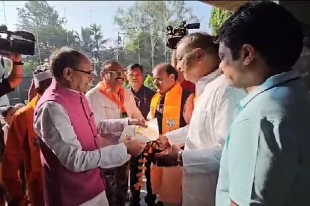 CM Shivraj distributed voter slips:सुबह-सुबह कांग्रेस नेता के घर पहुंचे सीएम शिवराज, मतदाताओं से की ये खास अपील