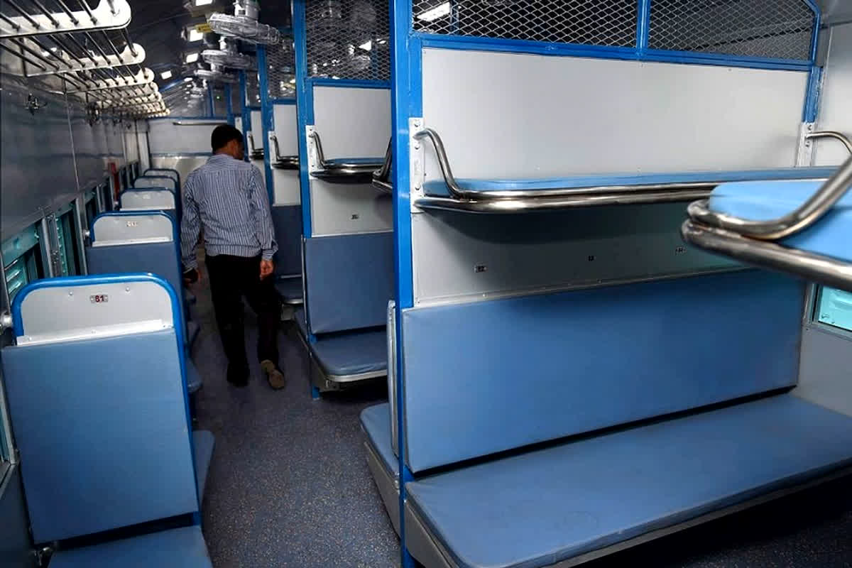Indian Railways Coach Booking Rules: ट्रेन में कैसे करें पूरे कोच की बुकिंग, यहां जान लें क्या है IRCTC का सही नियम