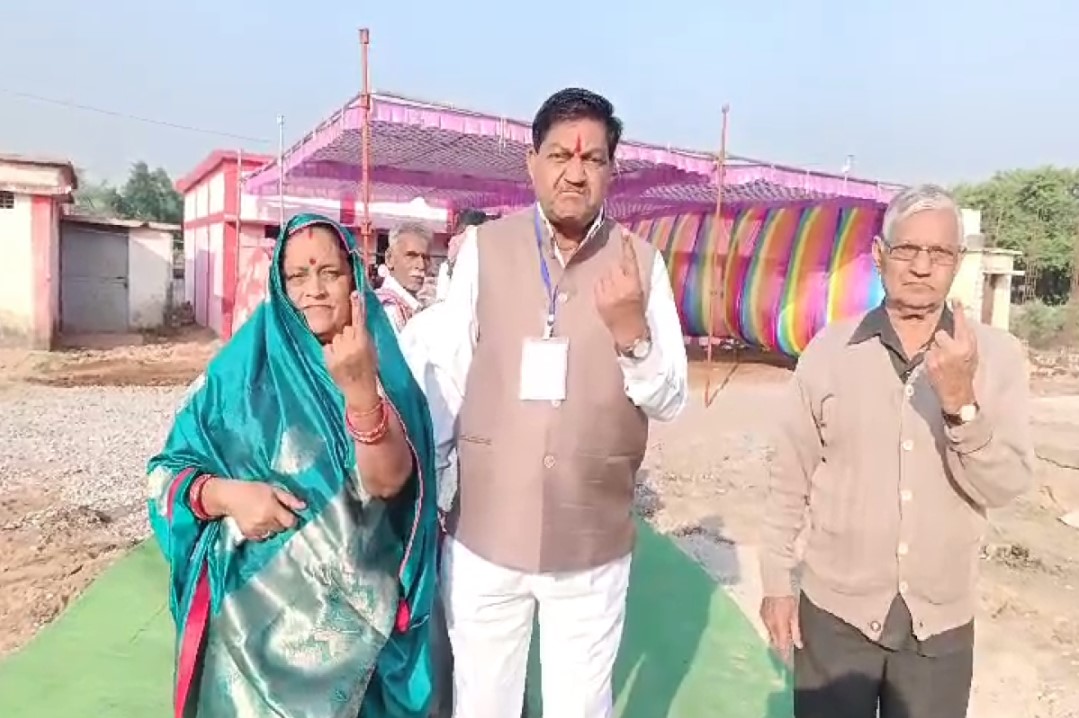 Bemetara Assembly Election 2023: नवागढ़ भाजपा प्रत्याशी पूर्व मंत्री दयाल दास बघेल ने परिवार सहित किया मतदान, जनता से की वोट की अपील
