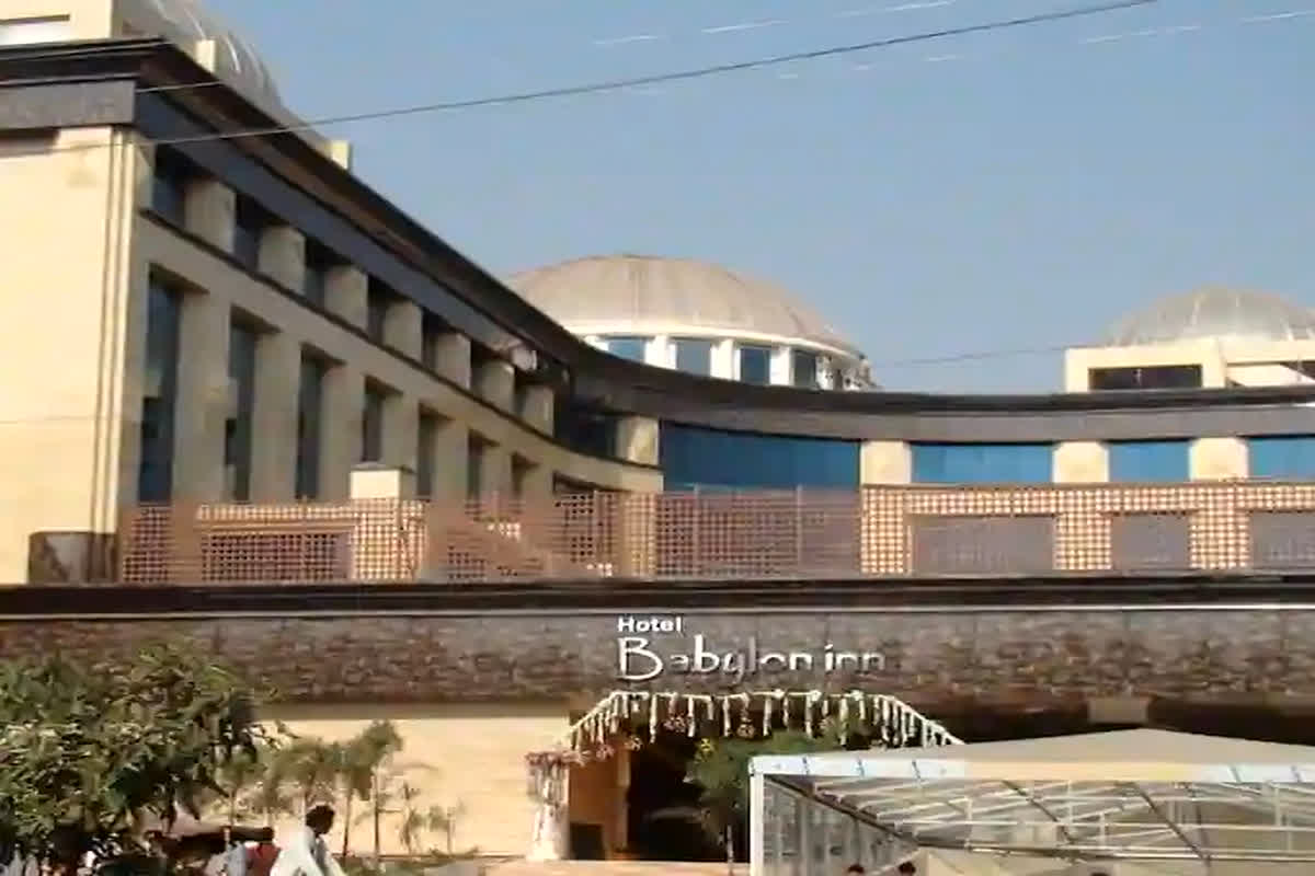राजधानी के बेबीलॉन होटल में लगी भीषण आग, मची अफरातफरी, दकमल की दो गाड़ियां मौजूद