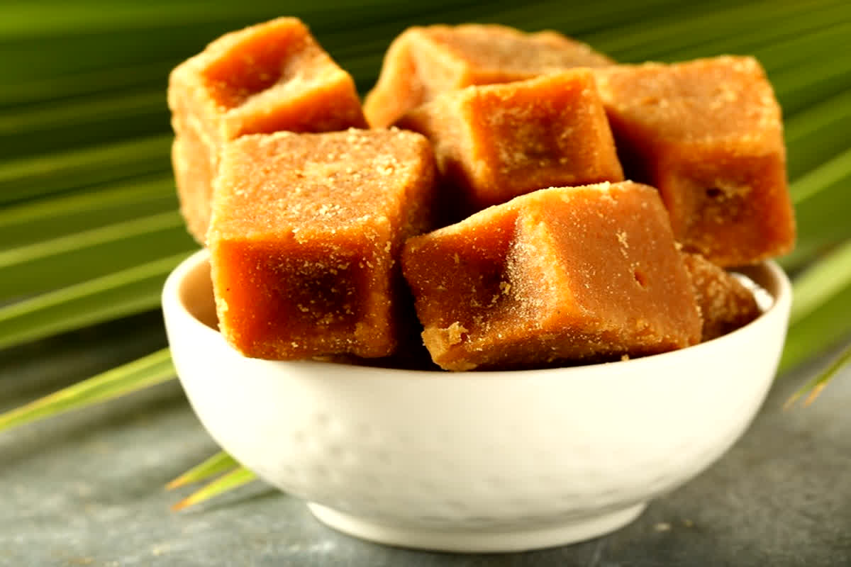 Jaggery Benefits: सर्दियों में शरीर के लिए बेहद फायदेमंद होता है गुड, मिलते हैं ये जबरदस्त फायदे