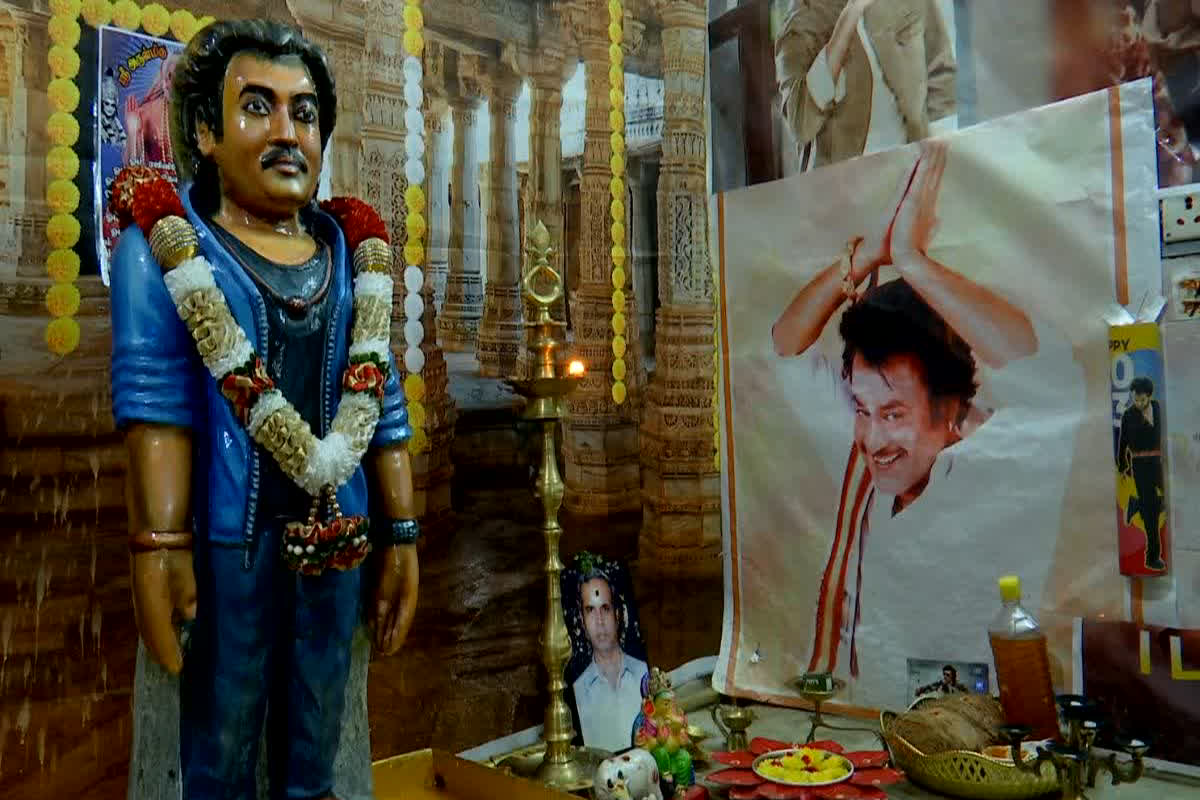 Idol of Rajinikanth 250 kg statue