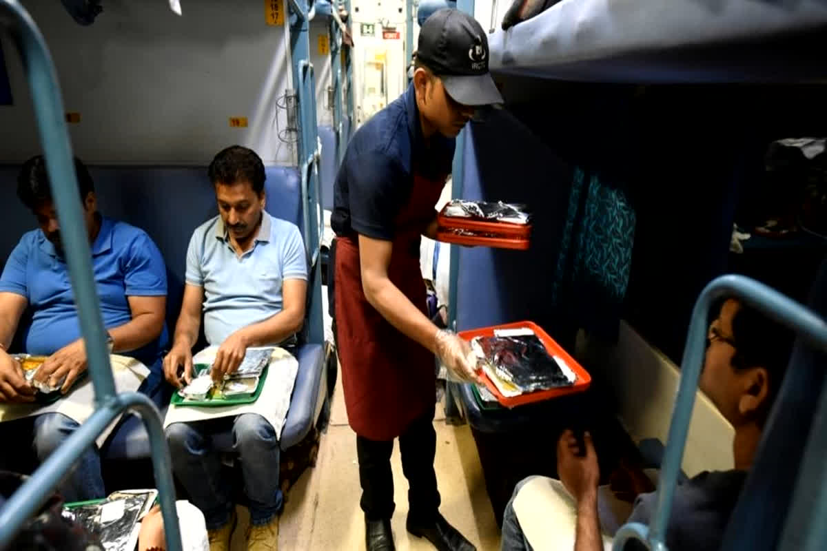 Indian Railway Food Service: ट्रेन में यात्रा के दौरान मात्र 20 रुपये में मिलेगा भर पेट खाना, बस करना होगा ये काम