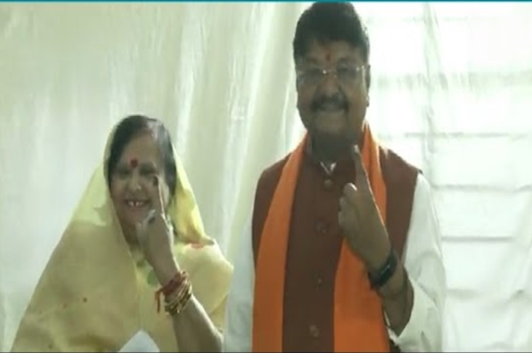 Indore Assembly Election 2023: परिवार सहित मतदान करने पहुंचे कैलाश विजयवर्गीय, वोट डालने के बाद ठोका 150 सीटें जीतने का दावा