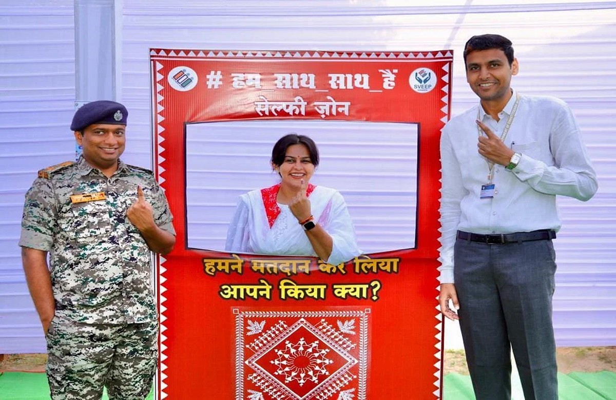 Kanker Vidhan Sabha Chunav 2023 : कतार में लगकर कांकेर Collector, SP और CEO ने दिया वोट, सेल्फी कॉर्नर में तस्वीर खिंचवाकर दिया ये संदेश