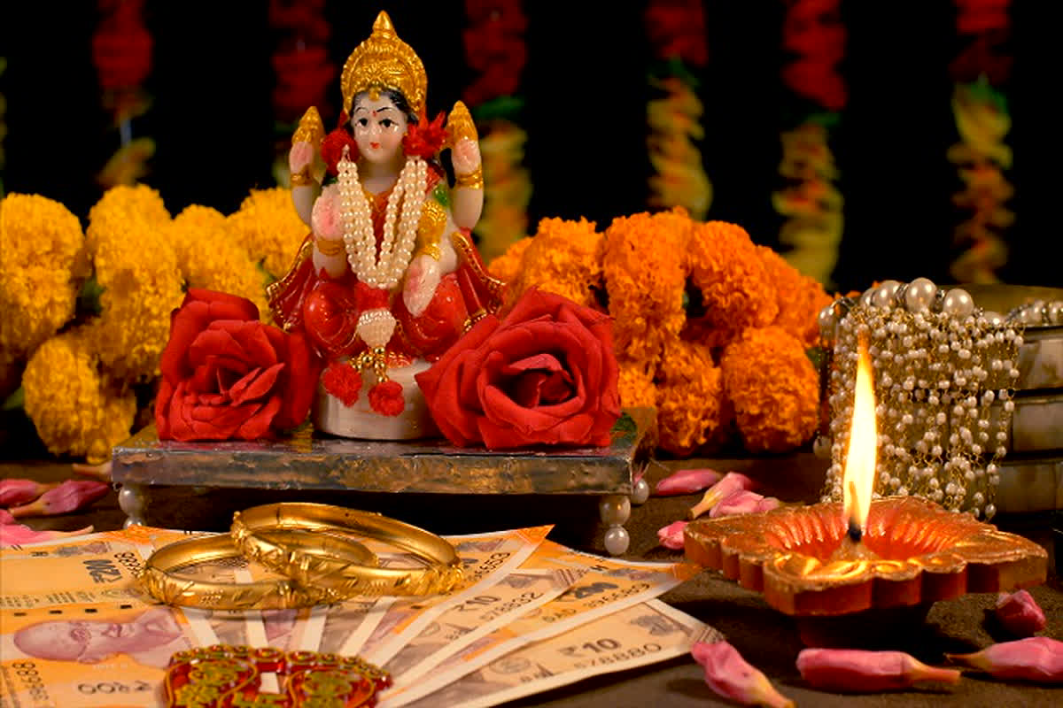 Shukrawar Ke Upay: शुक्रवार के दिन ये उपाय करने से कभी नहीं होती पैसे की कमी, बनी रहती है मां लक्ष्मी की कृपा