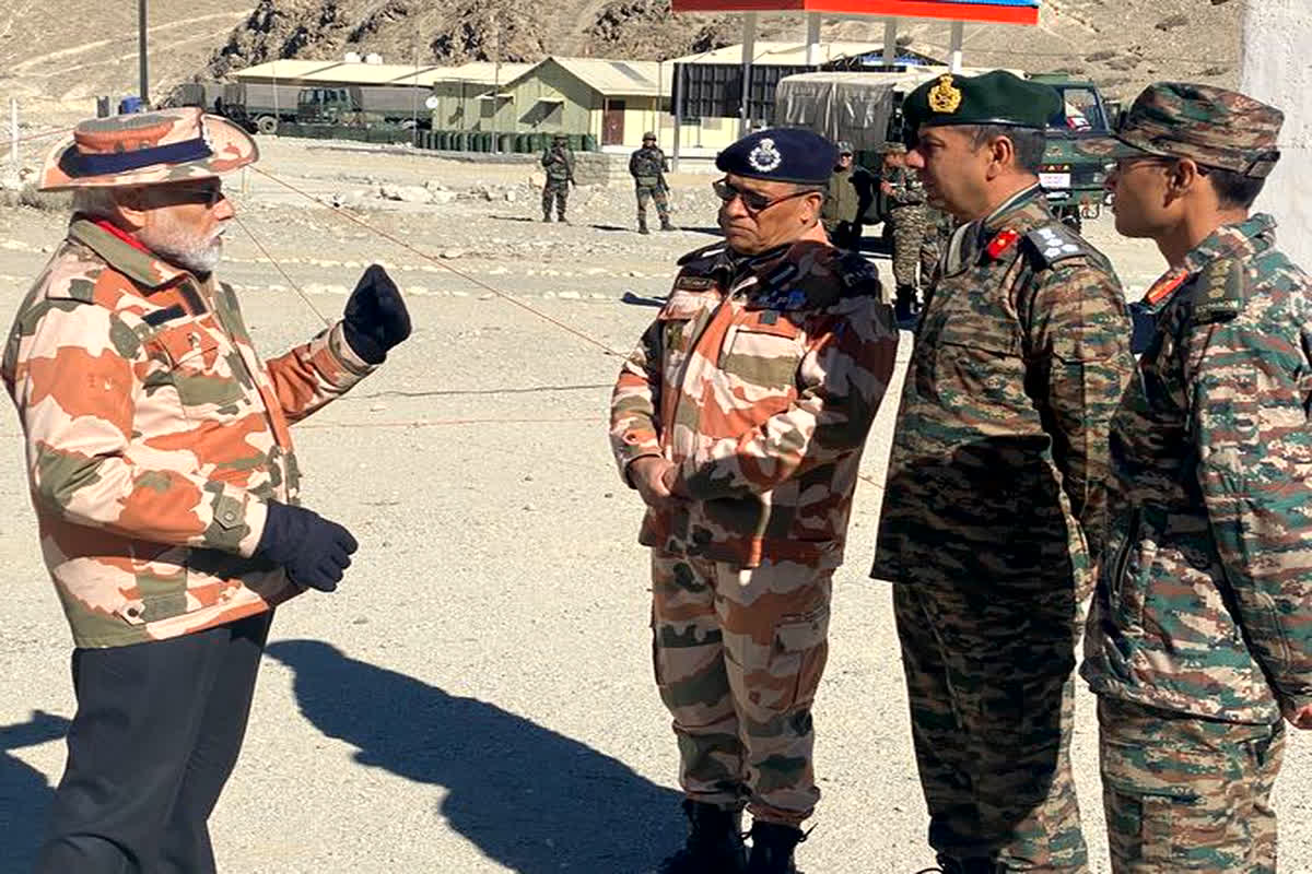 PM Modi Diwali With Soldiers : पीएम मोदी ने जवानों के साथ मनाई दिवाली, लेप्चा बॉर्डर में बढ़ाया जवानों का हौसला