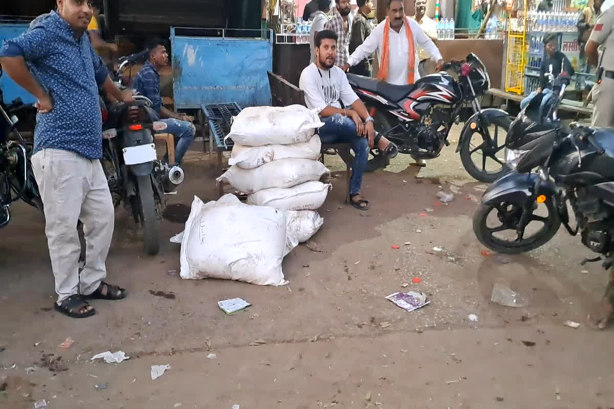 Sheopur News: खाद्य और पुलिस विभाग की बड़ी कार्रवाई, बस से 7 कुंटल नकली मावा किया जब्त, इस तरह देने वाले थे वारदात को अंजाम