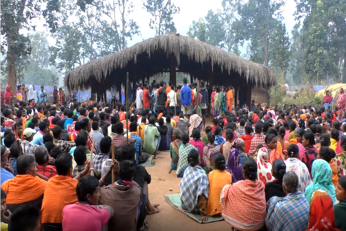 Narayanpur News : ग्रामीणों ने पुलिस पर लगाया मारपीट का आरोप, जवान पर हुआ तीर से हमला, इन मांगों को लेकर ग्रामीण 11 महीने से दे रहे हैं धरना
