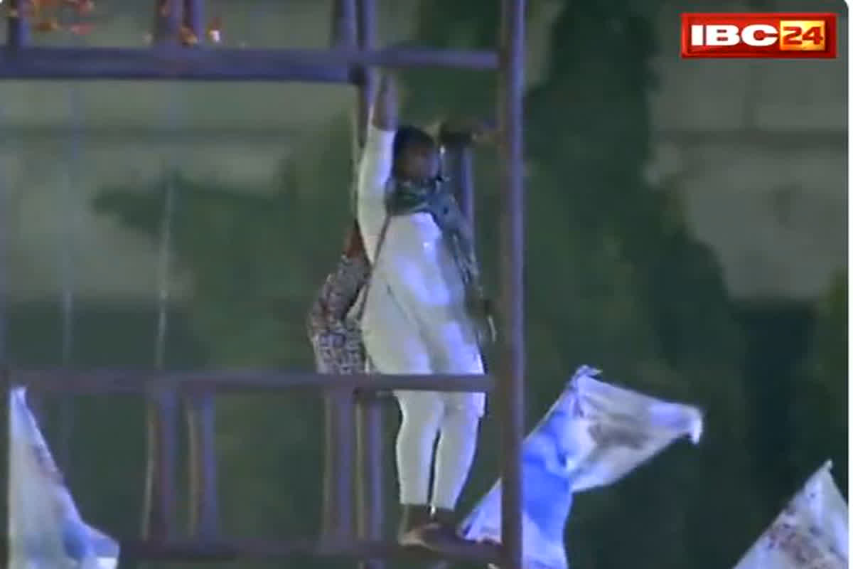 PM Modi Public Meeting Video : PM मोदी की जनसभा में खंभे पर चढ़ गई लड़की, अधिकारियों और नेताओं में मचा हड़कंप, देखें वीडियो