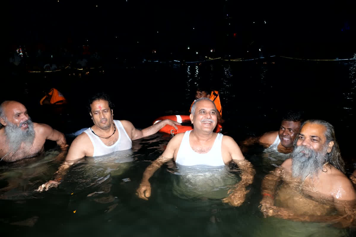 CM Bhupesh Baghel Punni Snan: सीएम भूपेश बघेल ने किया पुन्नी स्नान, घाट में आरती कर हटकेश्वर मंदिर में की पूजा-अर्चना
