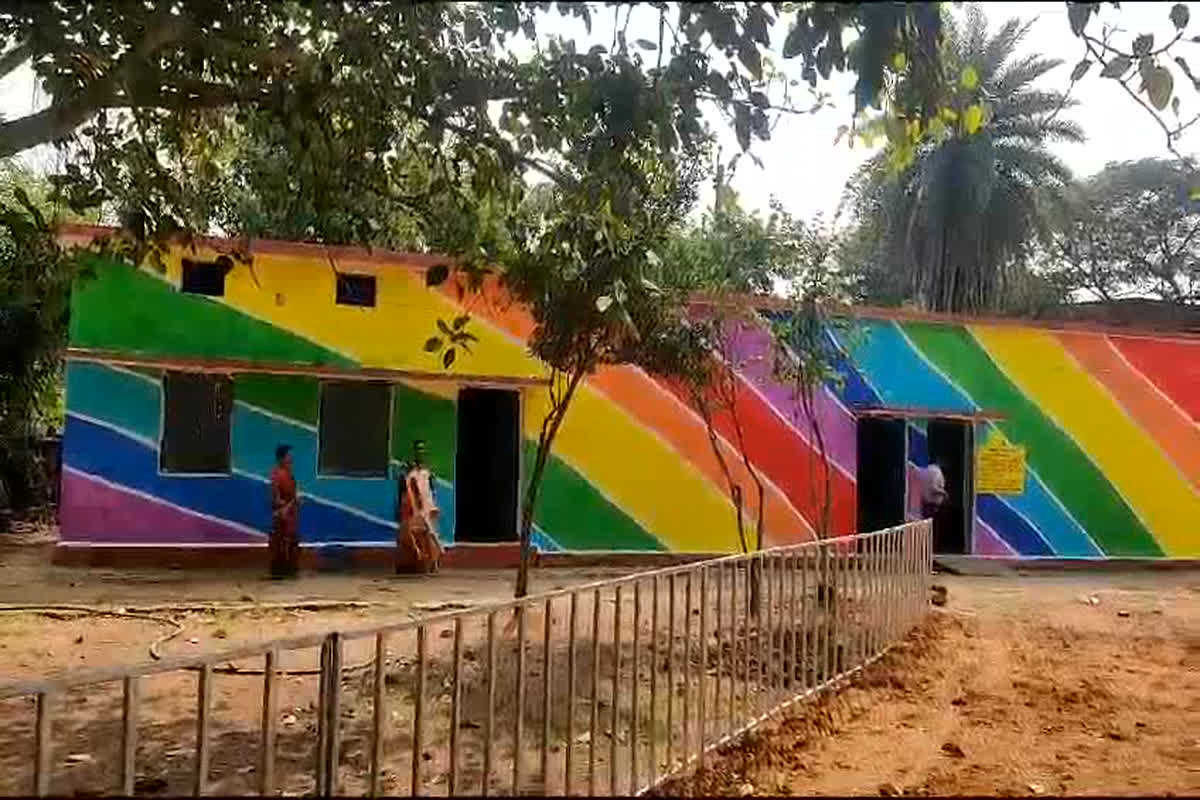 Kanker Assembly Elections 2023: जिला प्रशासन ने की नई पहल, थर्ड जेंडर मतदाताओं को स्पेशल फील करवाने बनाया रेनबो मतदान केंद्र