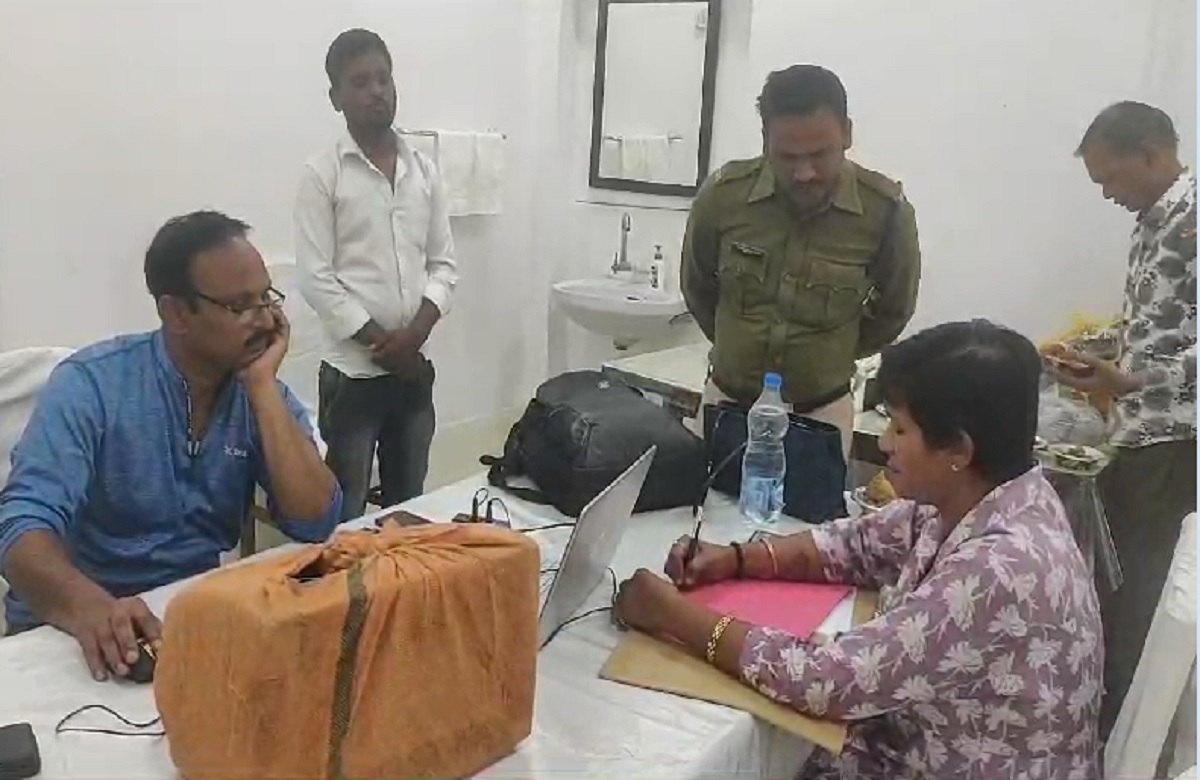 Raisen News: जेल प्रहरी को रिश्वत लेते लोकायुक्त पुलिस ने किया गिरफ्तार, कैदी को नहीं पीटने के बदले मांगे थे घूस