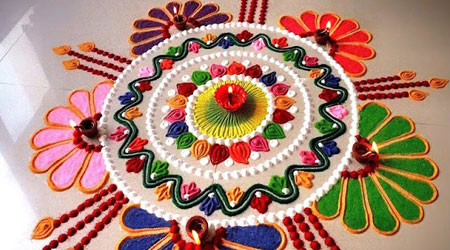 रंगोली को सुख समृद्धि का प्रतीक कहा जाता है और रंगोली के बिना होली का त्यौहार अधूरा मानते हैं।