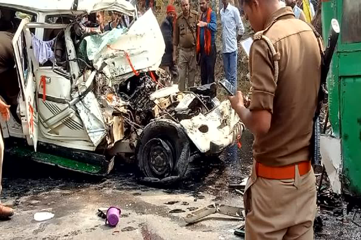 Road Accident: बस और बोलेरो के बीच जबरदस्त टक्कर, मौके पर 6 लोगों की मौत, कई घायल