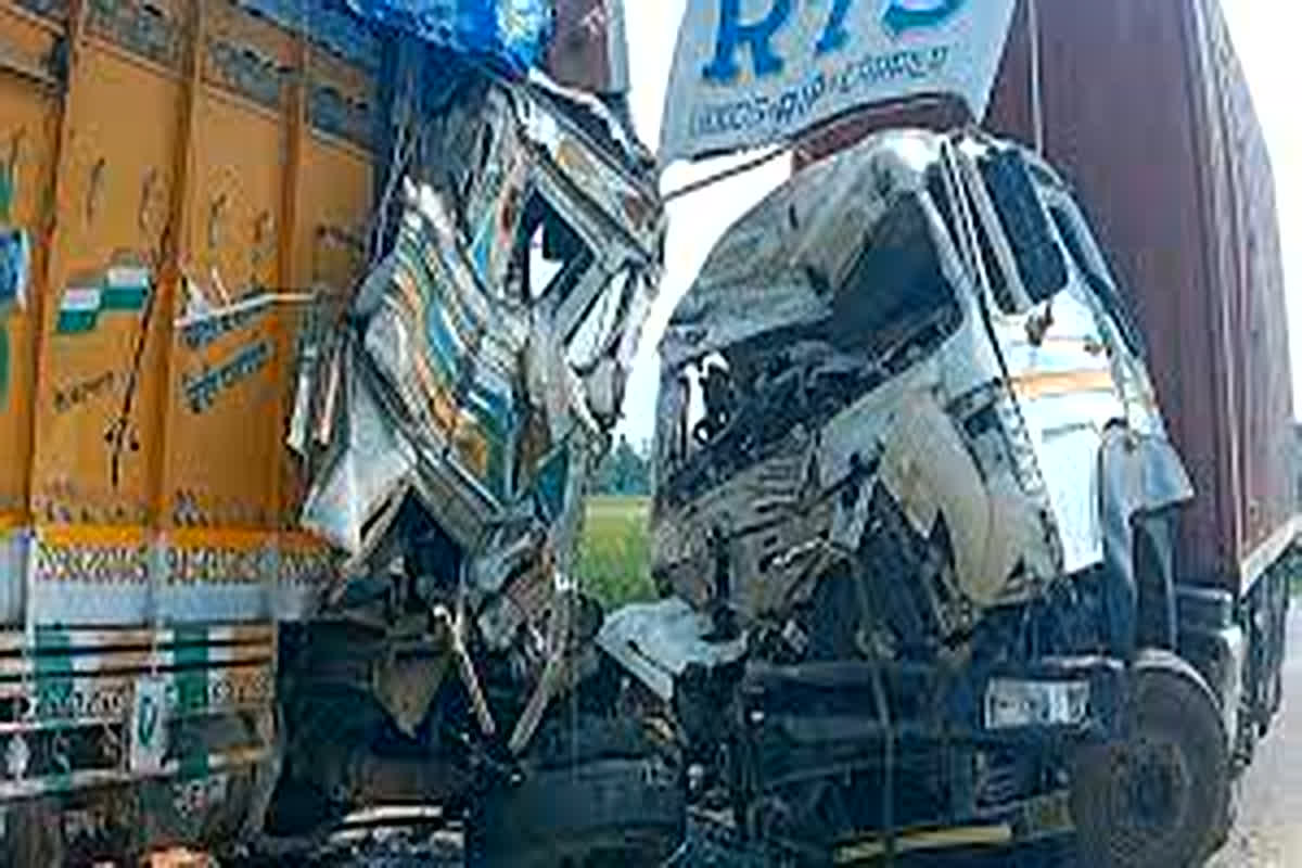 Road Accident: दो ट्रकों के बीच भीषण टक्कर, दो लोगों की दर्दनाक मौत, मची अफरातफरी