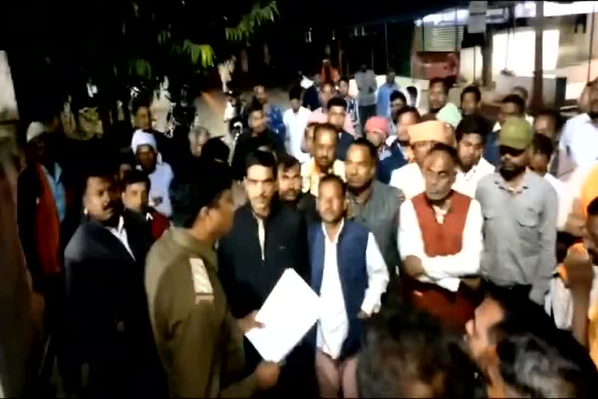 Surajpur News: चुनाव प्रचार के दौरान आपस में भिड़े बीजेपी कांग्रेस के कार्यकर्ता, एक दूसरे पर लगाए ये आरोप, जाने क्या है पूरा मामला