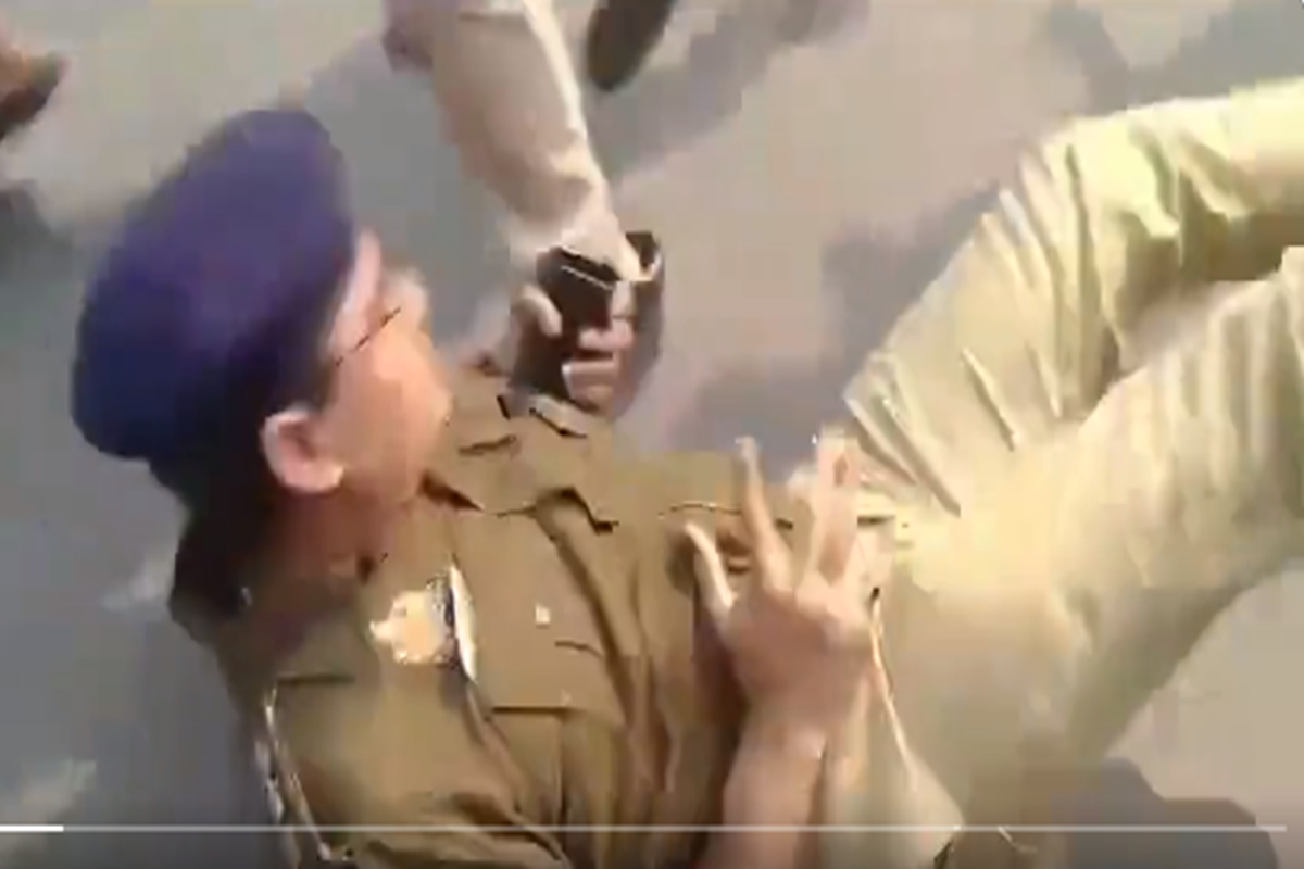 ABVP Students Beat ACP : गुरु! ये होती है गुंडई…प्रदर्शन कर रहे छात्र नेताओं ने ACP साहब को जमीन पर पटका, वायरल हो रहा वीडियो