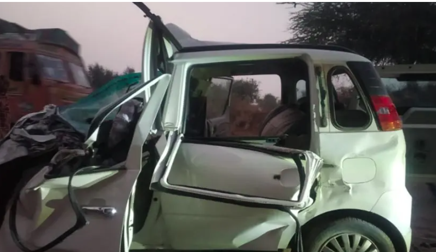 Six policemen deid in road accident