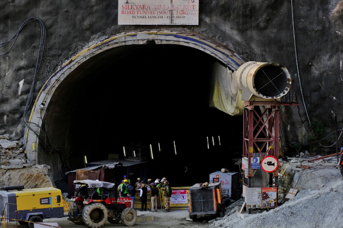 Uttarakhand Tunnel Rescue Update : कभी भी मिल सकती है खुशखबरी..! 41 मजदूरों को बाहर निकालने में दिन रात लगा शासन-प्रशासन, एंबुलेंस समेत डॉक्टर्स की टीम अलर्ट