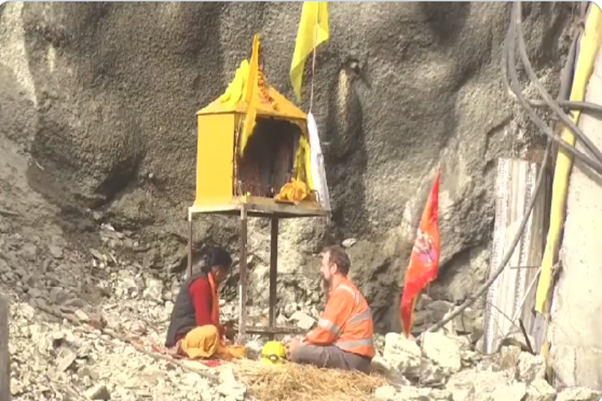 Uttarkashi Tunnel Rescue Update: इंटरनेशनल टनल एक्सपर्ट अर्नोल्ड डिक्स ने मजदूरों को बचाने पुजारी के साथ की पूजा, अंग्रेज का वीडियो वायरल