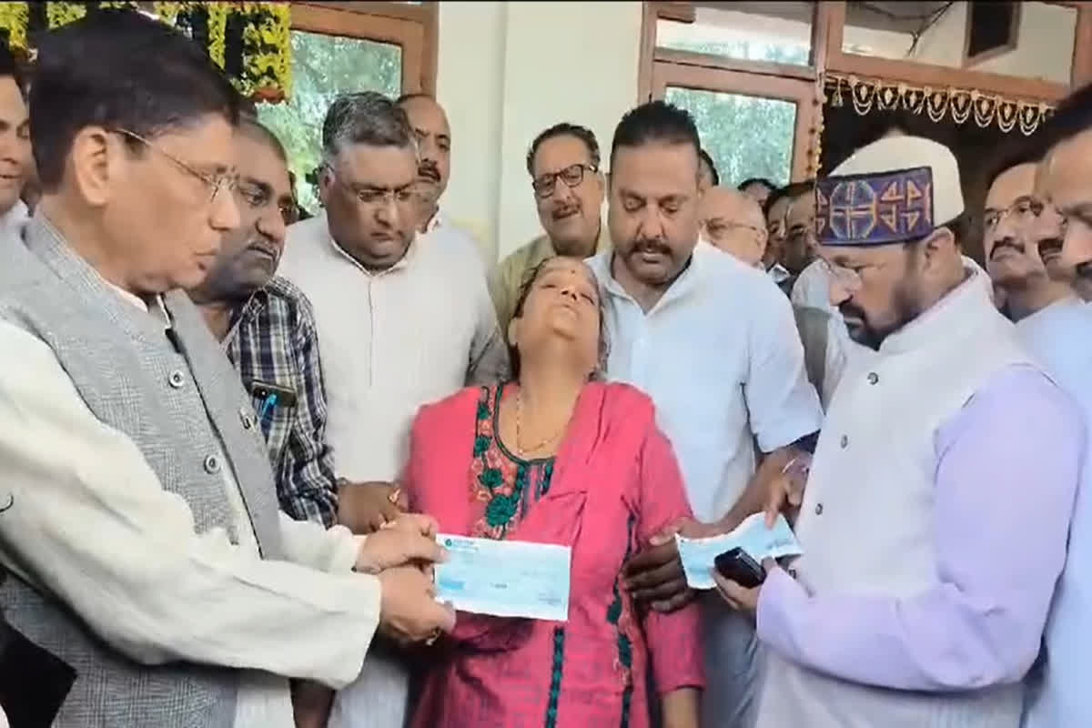 Martyr Captain Shubham Gupta: शहीद की चिता पर राजनीतिक रोटी सेंकने से कैसे चूक सकती है भाजपा? शहीद शुभम गुप्ता की मां ने कहा- प्रदर्शनी मत लगाओ, मुझे मेरा लाल लौटा दो