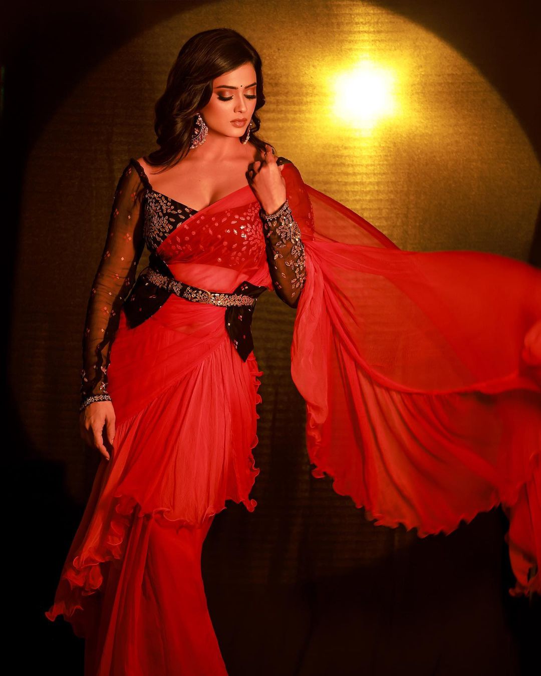 टीवी एक्ट्रेस श्वेता तिवारी ने रेड साड़ी के साथ ब्लैक ब्लाउज कैरी किया है। रेड और ब्लैक दोनों के कॉम्बिनेशन से अच्छा लुक मिलेगा। आप अपने कंफर्ट के मुताबिक ब्लाउज चुन सकती है।