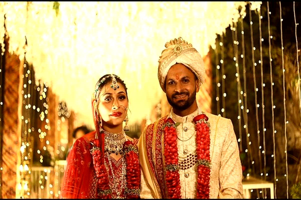 Mukesh kumar Wedding: भारतीय क्रिकेट टीम के स्टार गेंदबाज ने रचाई शादी, इस गाने पर पत्नी संग जमकर लगाए ठुमके, यहां देखें तस्वीरें