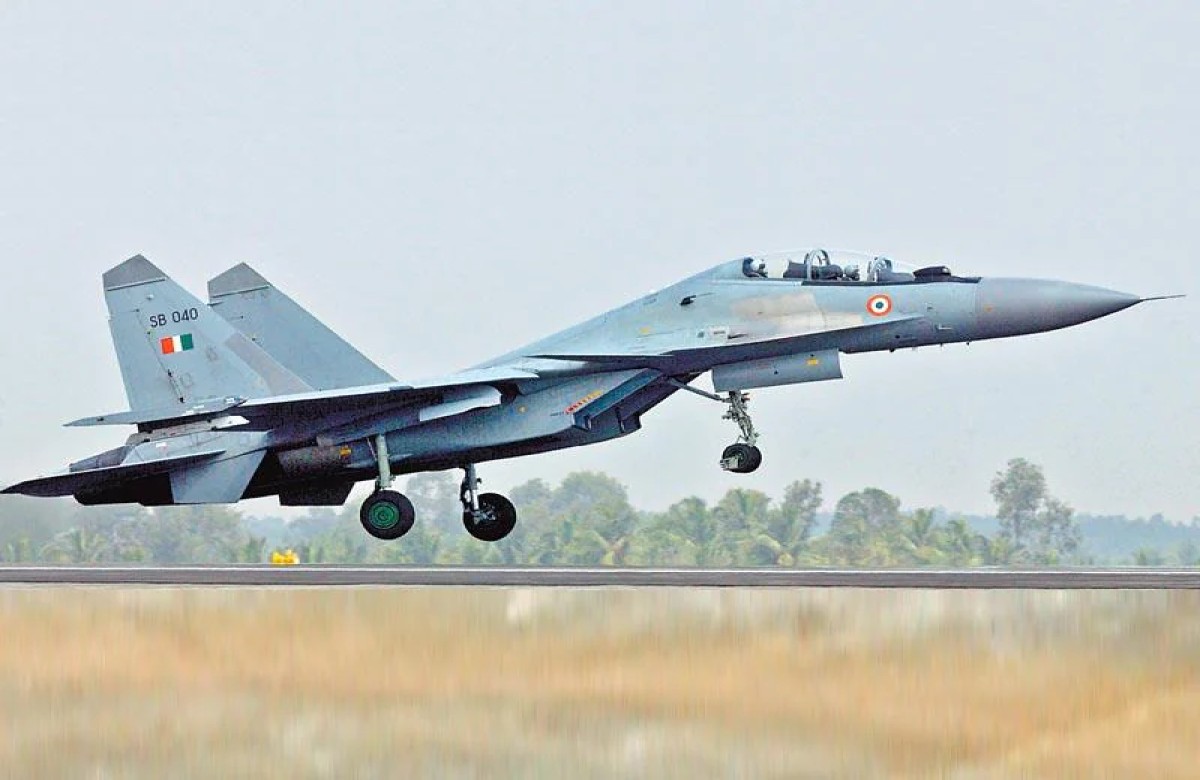 Sukhoi-30 in Jabalpur : सुखोई-30 की गर्जना से गूंजा आसमान, तेज आवाज सुनकर घरों से बाहर निकले लोग..