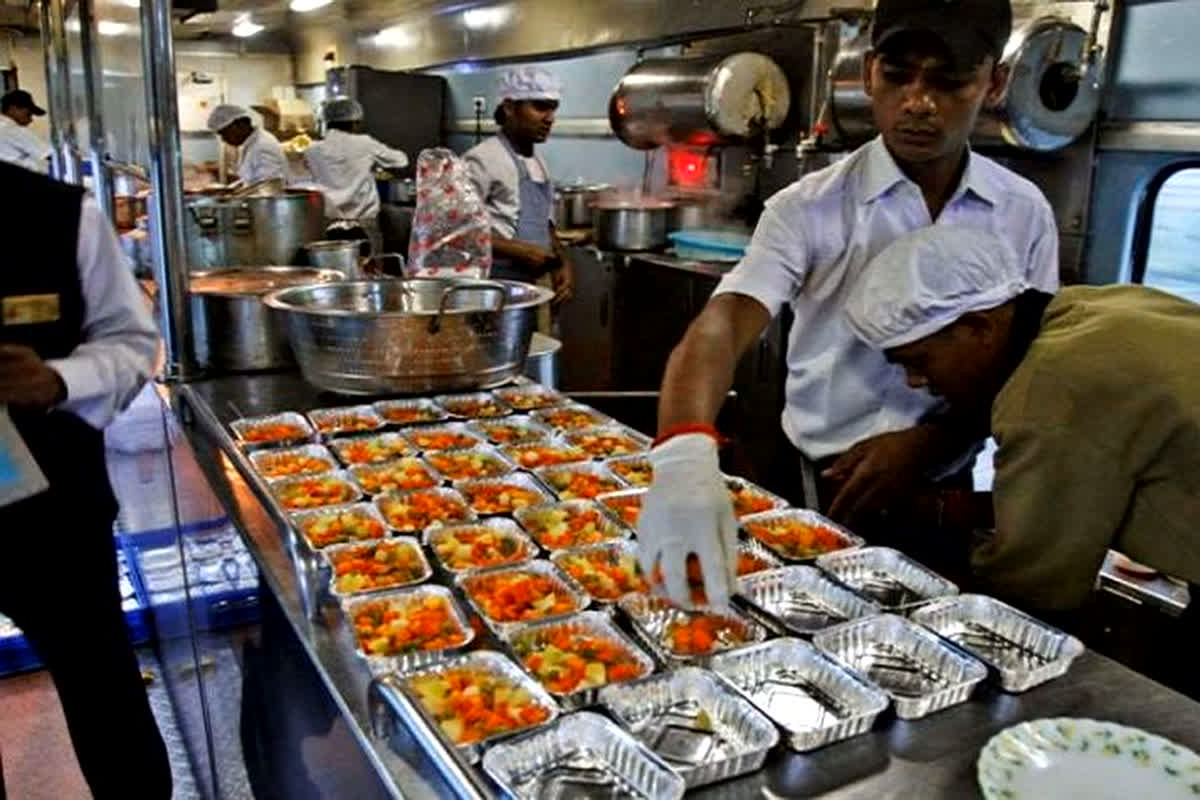 Food Poisoning in Railway Train: रेलवे के यात्रियों को मिला जहरीला खाना, 40 लोग फूड पॉइजनिंग के शिकार, अस्पताल में भर्ती…