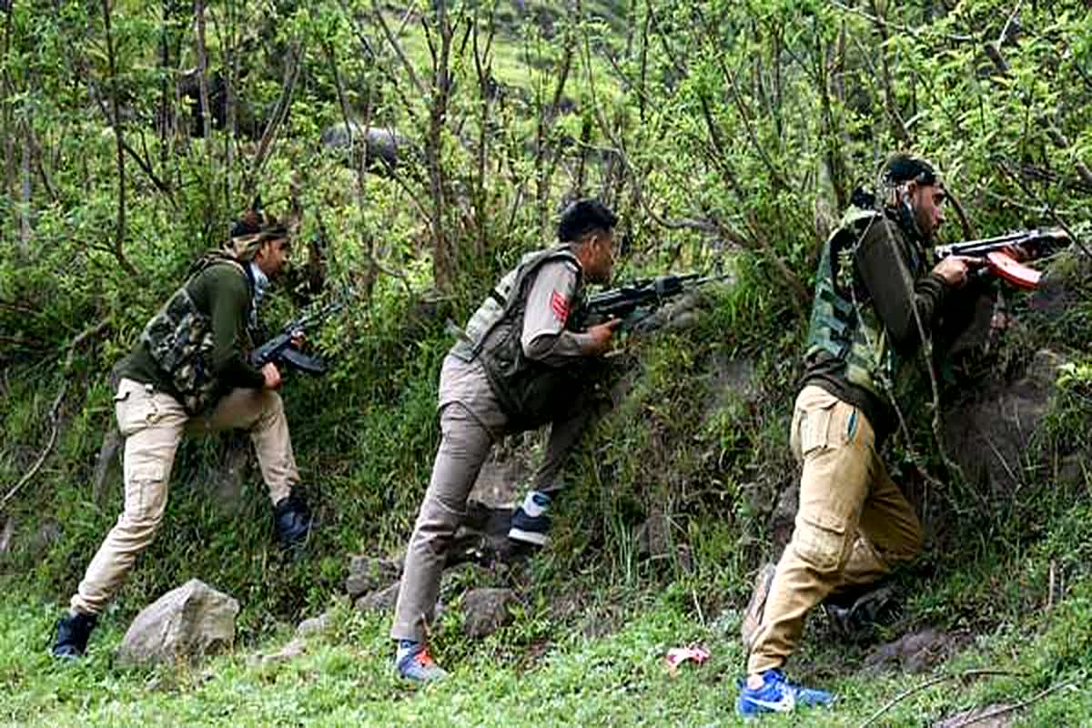 Terrorist Attack: मुठभेड़ में जवानों ने 8 आतंकियों को किया ढेर, हथियार, गोला-बारूद और विस्फोटक बरामद