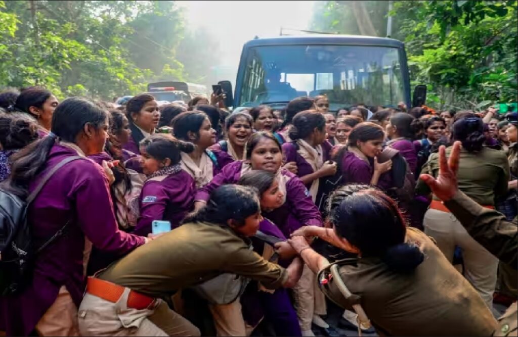 Case registered against more than 200 women workers of UP-112