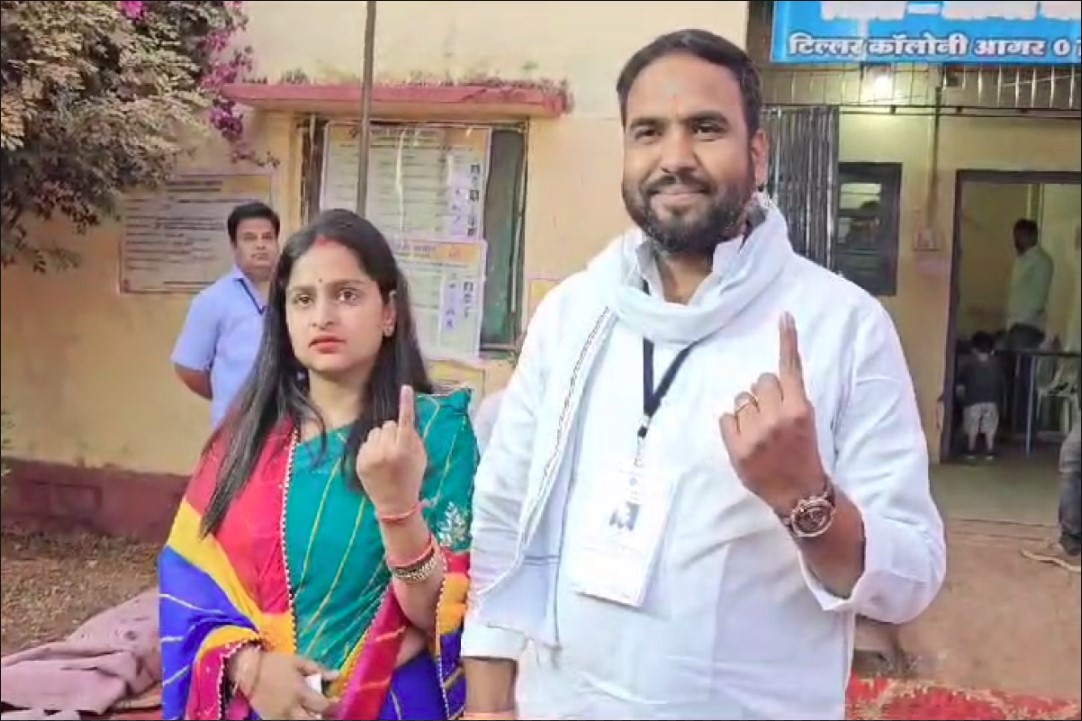 Agar Malwa Assembly Election 2023: कांग्रेस प्रत्याशी विपिन वानखेड़े ने पत्नी सहित डाला वोट, एमपी में कांग्रेस की सरकार बनाने का किया दावा
