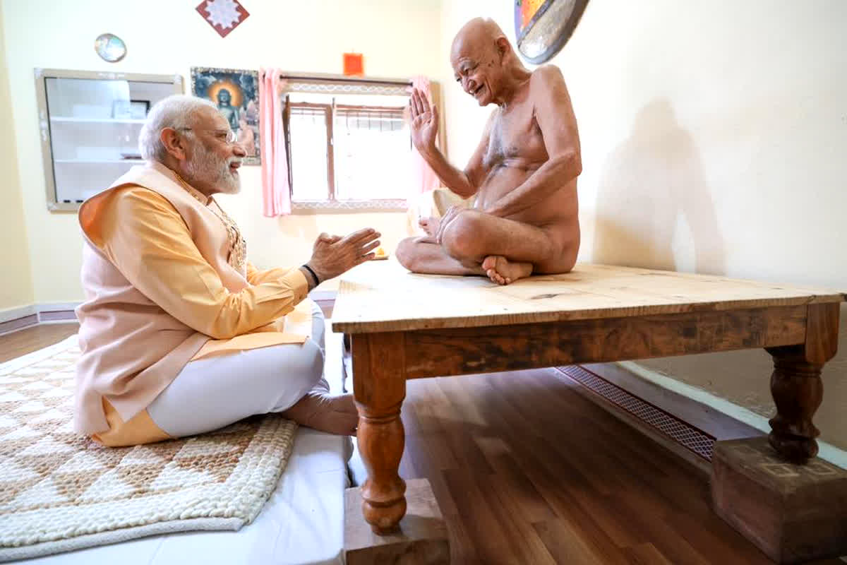 PM Modi meets Jain muni Vidyasagar: पीएम मोदी ने जैन मुनि आचार्य विद्यासागर से मुलाकात कर लिया आशीर्वाद, करीब आधे घंटे तक की जैन मुनि से चर्चा