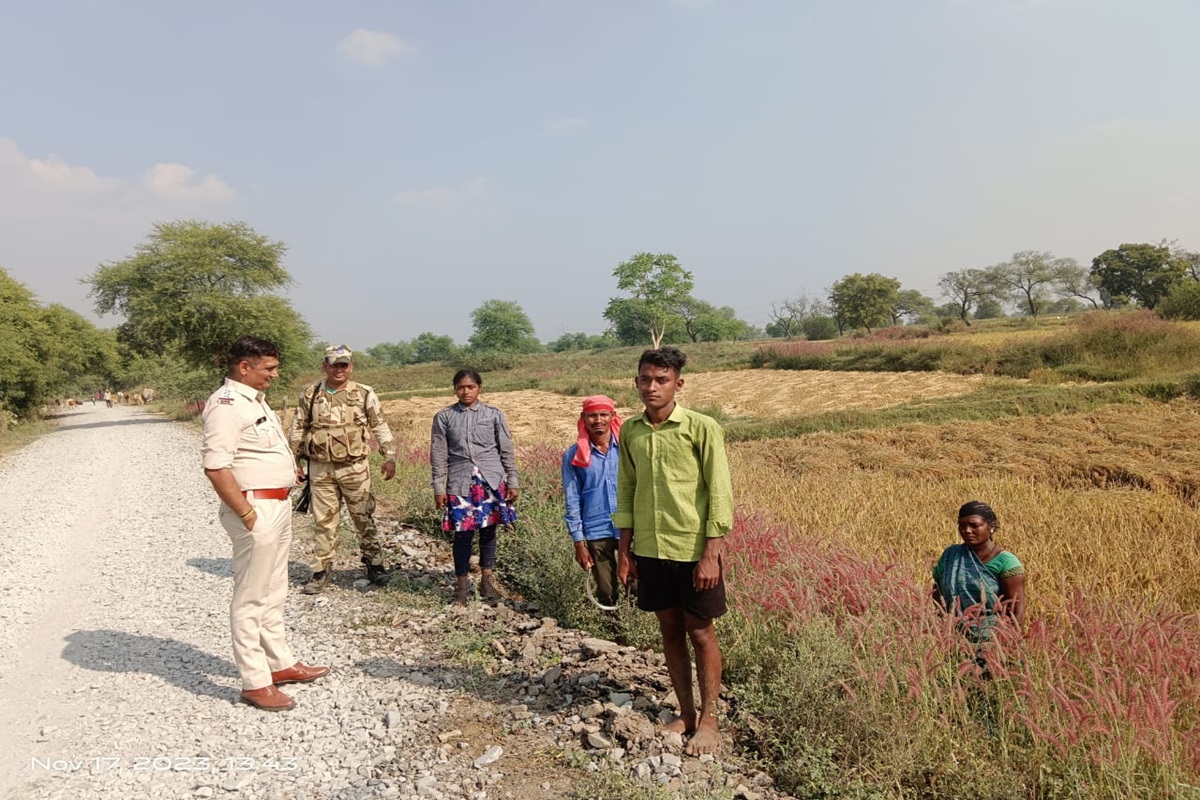 मतदान में सहभागिता! ड्यूटी करते हुए पुलिस अधिकारी ने इस तरह निभाई अपनी भागीदारी, किसान परिवार को खेत से ले गए मतदान केंद्र