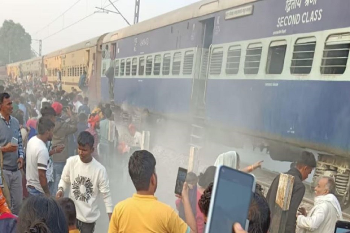 Fire breaks out in Kasganj Express: चलती ट्रेन में लगी भीषण आग, जान बचाने ट्रेन से कूदे यात्री, मची अफरातफरी