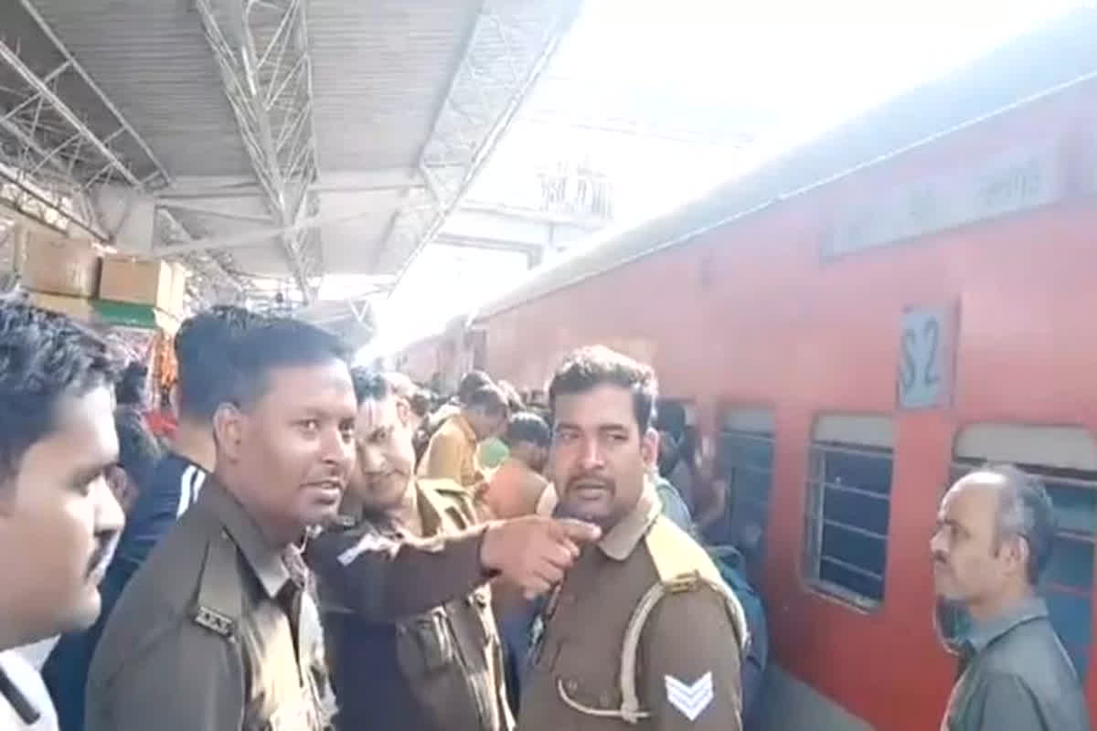 Avadh-Assam Express Train Fire: ट्रेन में लगी भीषण आग, जान बचाने बोगी से कूदे पैसेंजर, जानें पूरा मामला