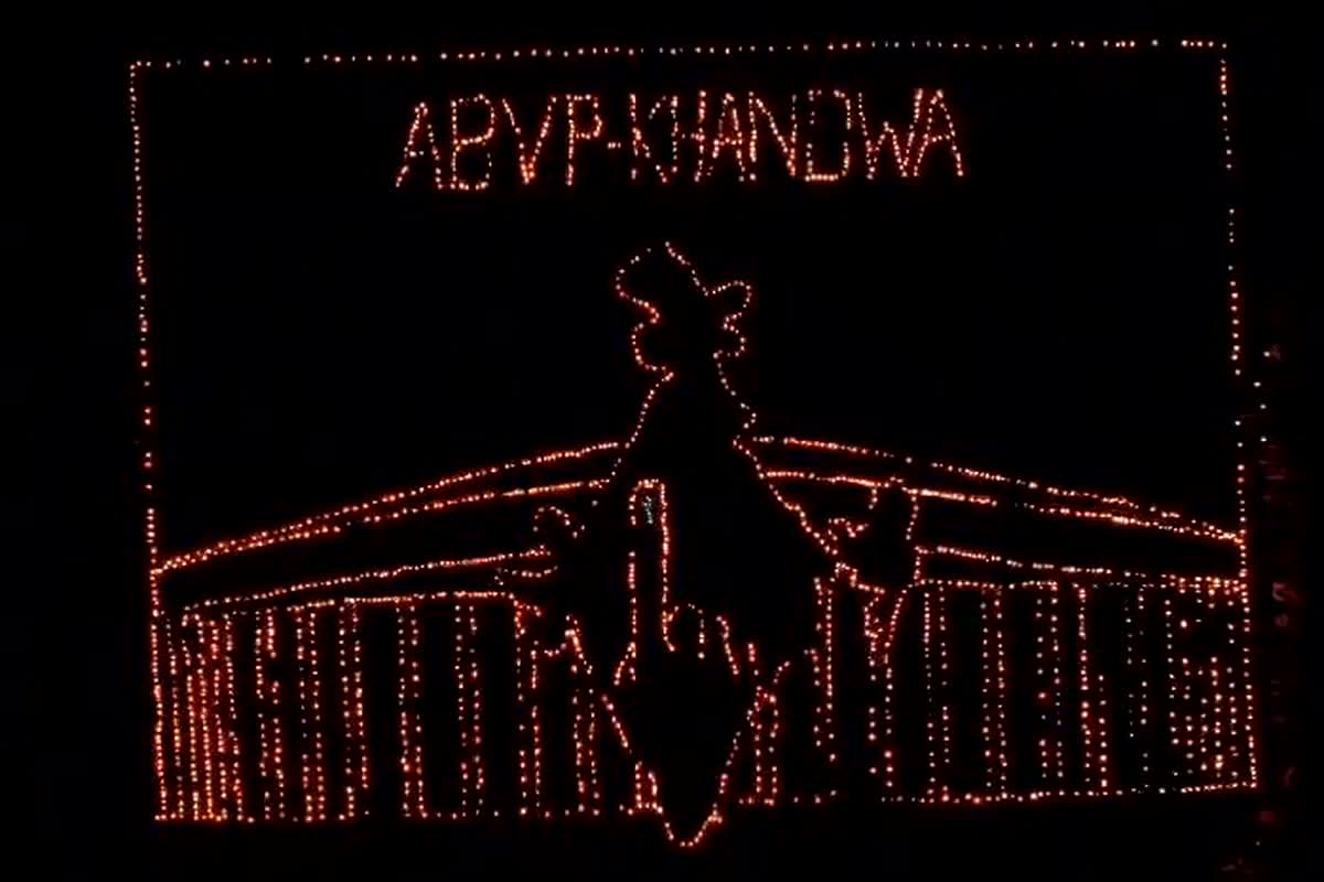 Khandwa News: ABVP कार्यकर्ताओं ने “एक दीप लोकतंत्र के नाम” कार्यक्रम किया आयोजित, 21 हजार दीए से विशाल आकृति बनाकर मतदान के लिए किया जागरूक