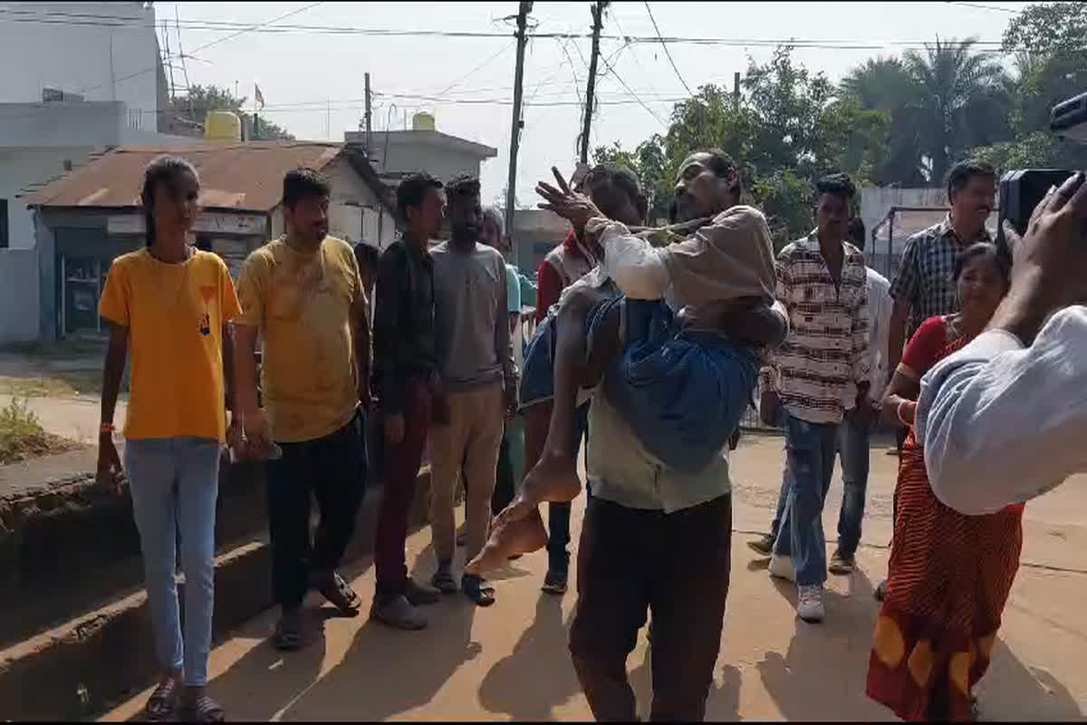 Durg Assembly Election 2023 Voting: दुर्ग शहर के मतदान केंद्र में वोट डालने पहुंचा अस्वस्थ मतदाता…
