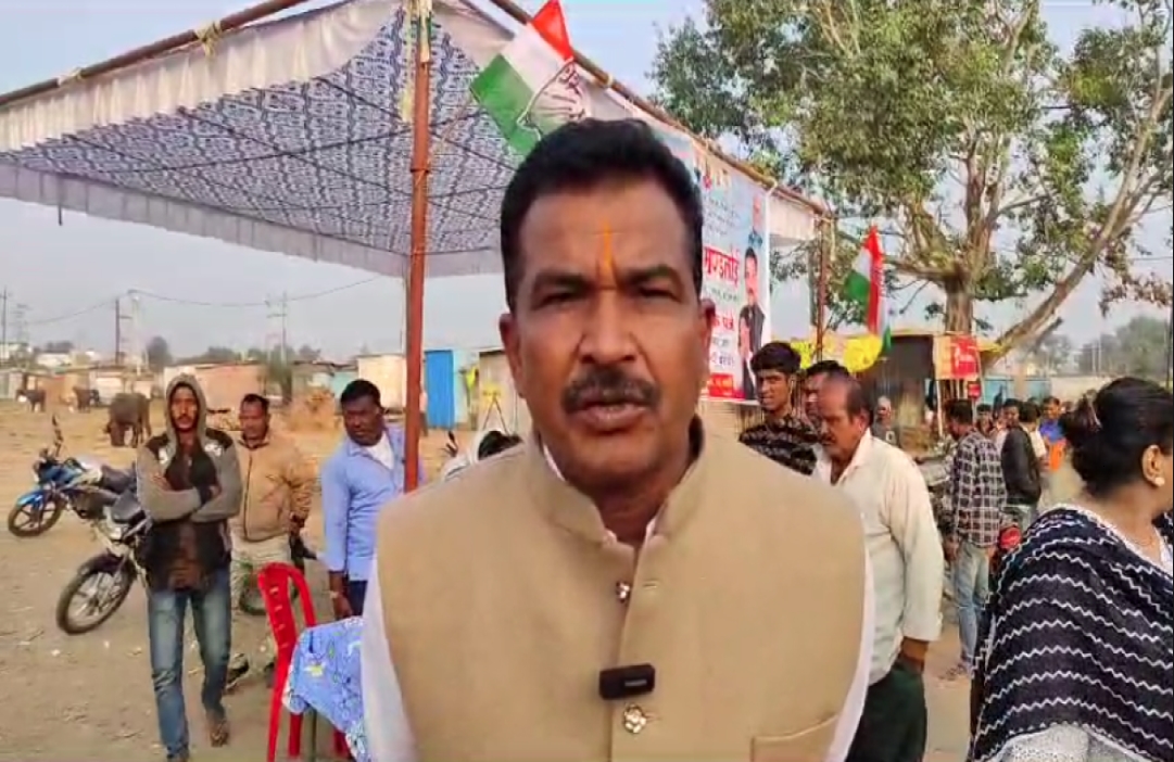 MP Assembly Election 2023 : वोट डालने पहुंचे बड़वानी कांग्रेस प्रत्याशी राजन मंडलोई, मतदाताओं से की मतदान करने की अपील