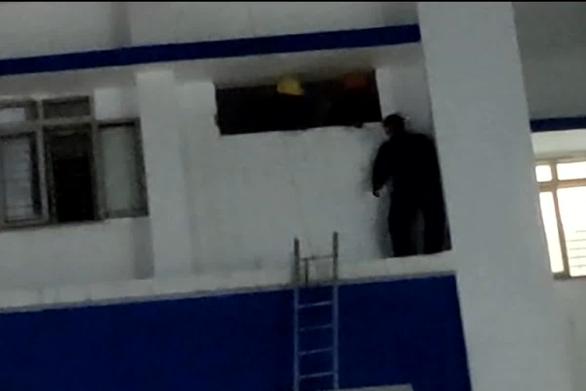 Betul News: जिला अस्पताल पर युवक का हाई वॉल्टेज ड्रामा, अस्पताल की गैलरी में चढ़ कर किया हंगामा, करने लगा शराब की डिमांड