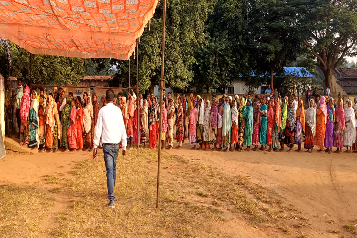 Rajnandgaon Vidhan Sabha Chunav live: मतदान केंद्र के सभी 4 बूथों में लगी लंबी लाइन, वोटर्स परिवार के साथ पहुंच रहे वोट डालने…