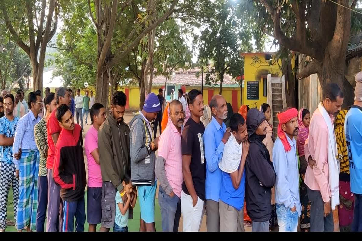 Bhanupratappur Election updates: मतदान केंद्रों पर लगी मतदाताओं की लंबी लाइन, वोट को लेकर युवाओं में दिखा गजब का उत्साह….