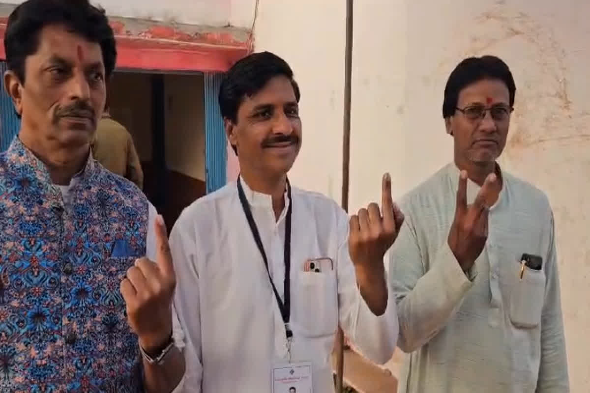 Bhind assembly election 2023 voting: एमपी में शुरू हुई वोटिंग, भिंड जिले के कलेक्टर संजीव श्रीवास्तव और सीईओ जिला पंचायत ने किया मतदान..