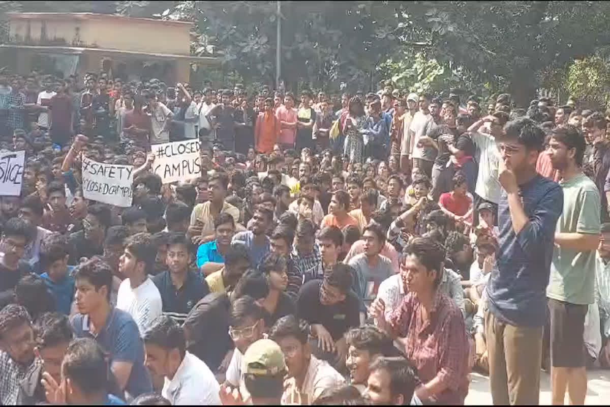 students on strike: IIT-BHU में धरने पर बैठे 2 हजार से ज्यादा छात्र-छात्राएं, कैंपस बंद करने की कर रहे मांग…