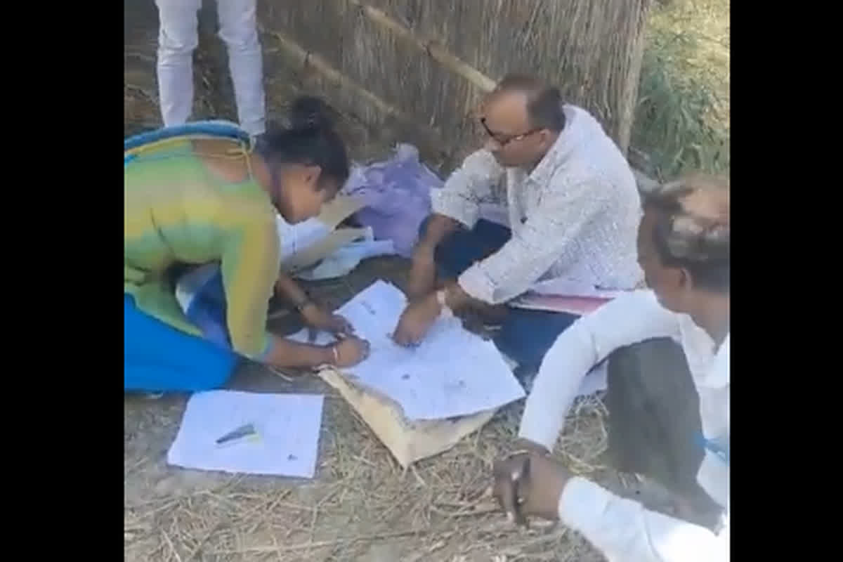 Bihar Primary School: वेलकम टू झोपड़ी स्कूल! न बिल्डिंग न स्टूडेंट फिर भी हुई टीचर की जॉइनिंग, वीडियो देख रह जाएंगे हक्के-बक्के…