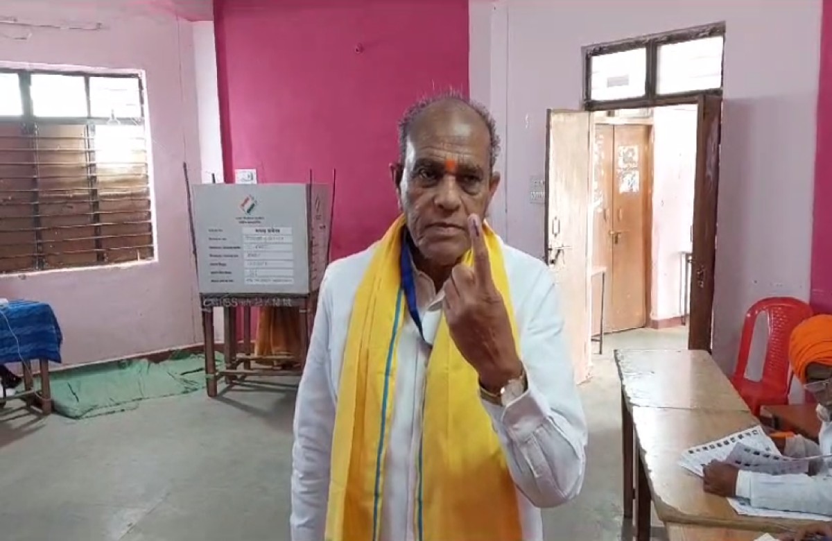 MP Assembly Election 2023 : मंत्री गौरीशंकर बिसेन ने पत्नी संग डाला वोट, मतदाताओं से की मतदान की अपील