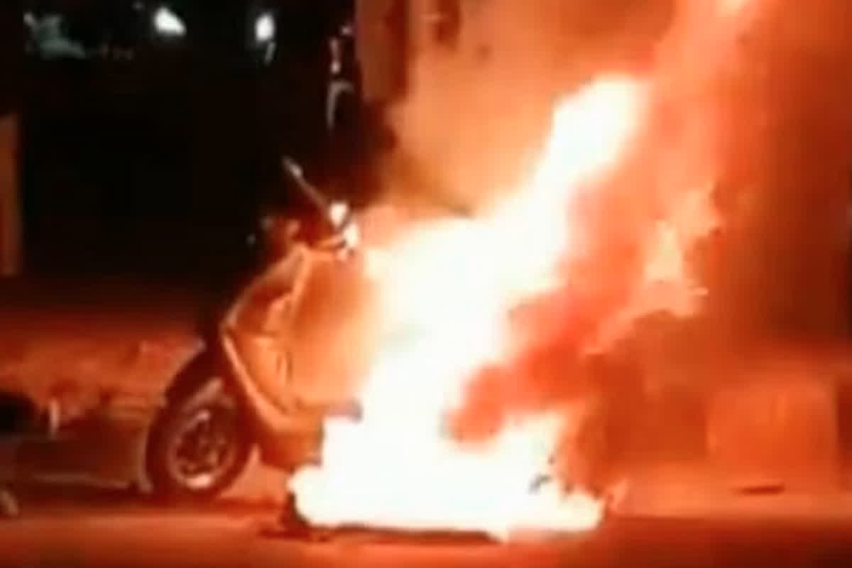 Electric Scooter Blast: इलेक्ट्रिक स्कूटी ब्लास्ट होने से दो मंजिला मकान में लगी भीषण आग, इलाके में मचा हड़कंप…