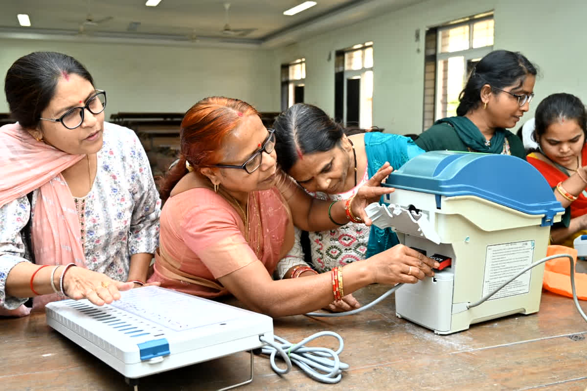 CG Vidhan Sabha Chunav 2023: प्रदेश के निर्वाचन में इतिहास रचने जा रही राजधानी, इस बार पूरा मोर्चा संभालेंगी महिलाएं…